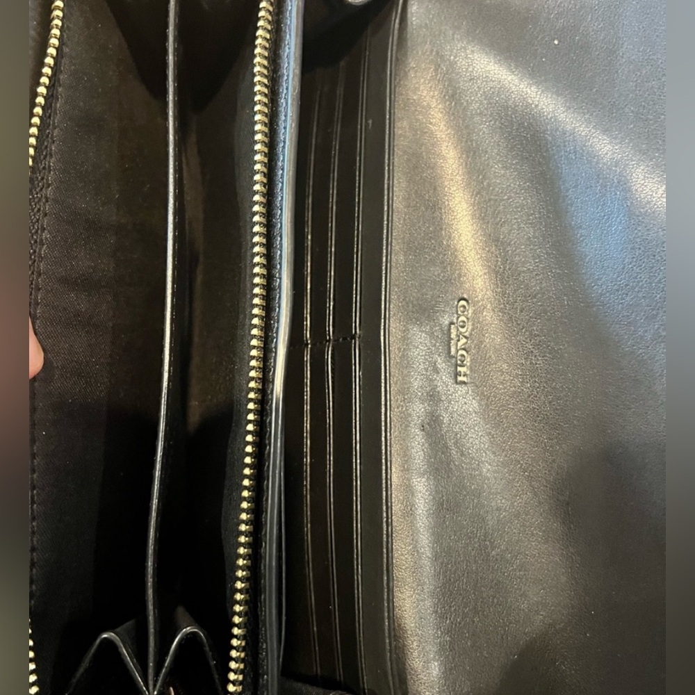 COACH Peyton Signature Slim Envelope Model
F54022 EUC - Picture 4 of 9